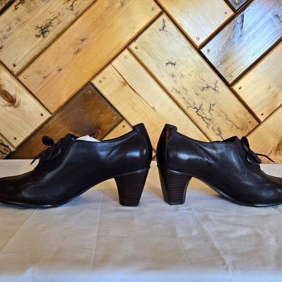 Elegant Women's Leather Shoes with Floral Accent - Picture 4 of 6